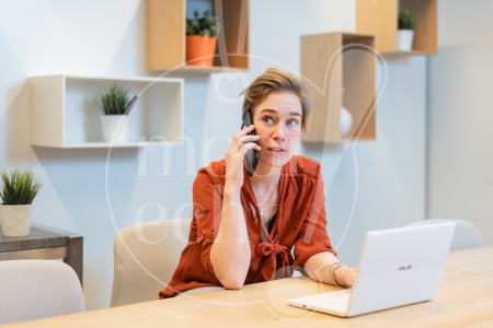 vrouw is aan het werk op haar laptop 2