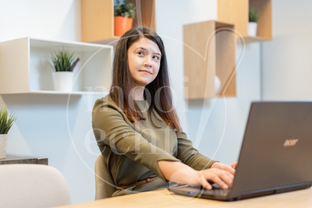 vrouw aan het werk op haar laptop 2