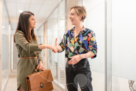 2 vrouwen geven elkaar een hand