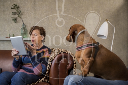 Oma aan het beeldbellen met kleinkinderen tijdens Coronacrisis