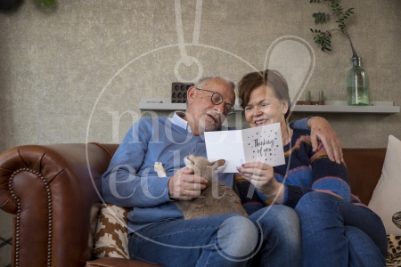 Opa en oma lezen kaart van kleinkinderen tijdens Coronacrisis