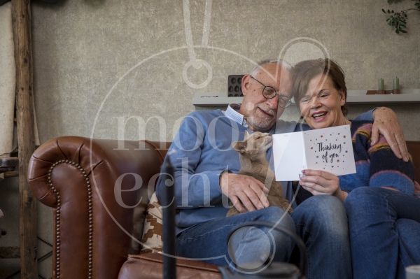 Opa en oma lezen kaart van kleinkinderen tijdens Coronacrisis
