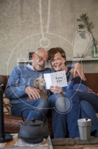 Opa en oma lezen kaart van kleinkinderen tijdens Coronacrisis