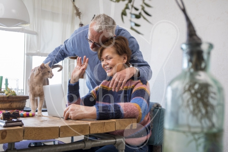 Opa en oma beeldbellen met kleinkinderen tijdens Coronacrisis