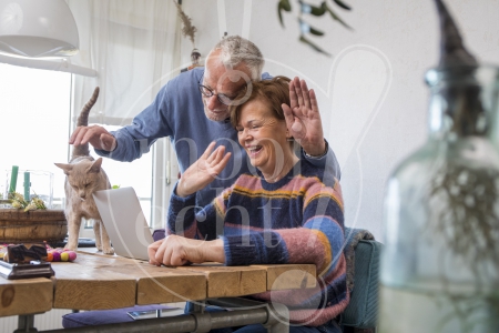 Opa en oma beeldbellen met kleinkinderen tijdens Coronacrisis