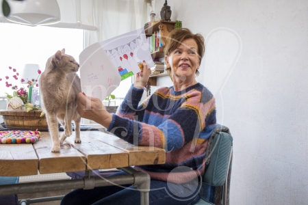 Jarige oma krijgt tekening van kleinkind tijdens Coronacrisis