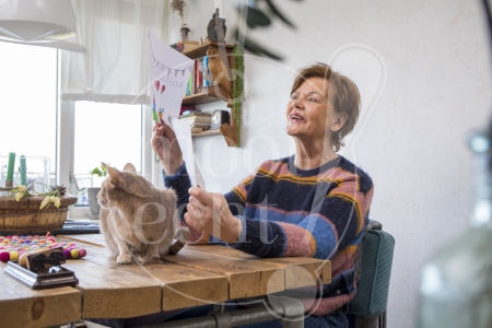 Jarige oma krijgt tekening van kleinkind tijdens Coronacrisis