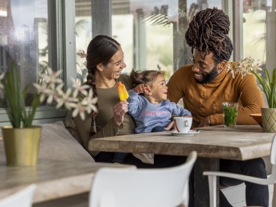 Werken en gezin in een strandtent en vrouw gaat op vakantie